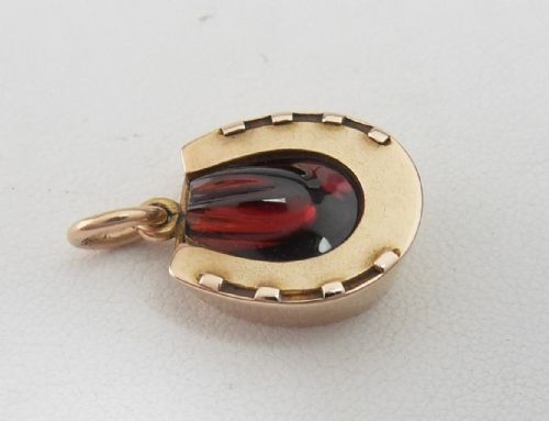 UNUSUAL VICTORIAN 9CT GOLD HORSE SHOE GARNET SET LOCKET - ADDITIONAL PHOTO 3