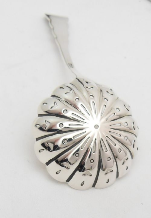 ORNATE SILVER SIFTER SPOON LONDON 1911 - ADDITIONAL PHOTO 5