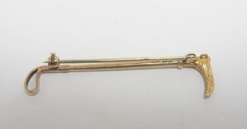 9CT GOLD STOCK PIN BROOCH IN RIDING CROP FORM CIRCA 1920 - ADDITIONAL PHOTO 2