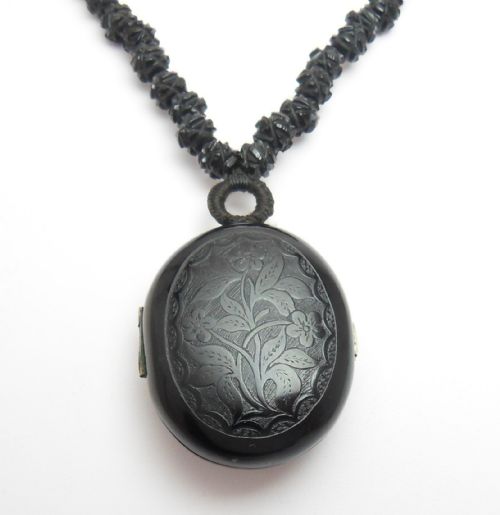SUPERB VICTORIAN CARVED JET 'MIZPAH' MOURNING LOCKET NECKLACE - ADDITIONAL PHOTO 4