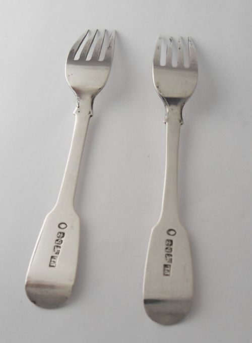 PAIR OF SMALL SILVER FORKS SHEFFIELD 1836 BY PATRICK LEONARD - ADDITIONAL PHOTO 2