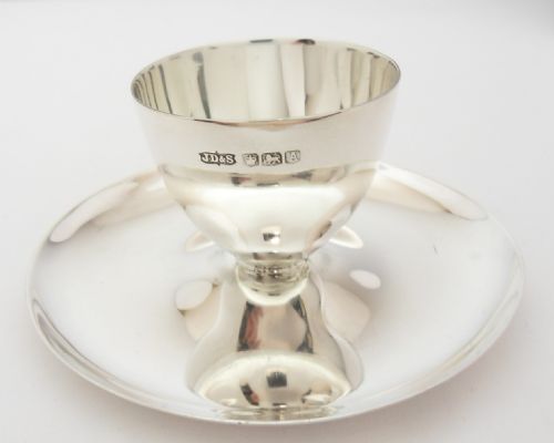 silver egg cup on stand sheffield 1943 - CATEGORY: ANTIQUE SILVER - DATED 1950