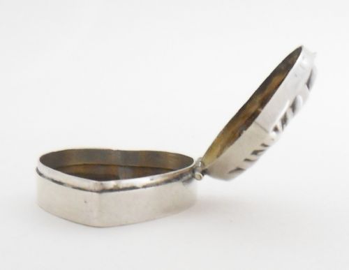 HEART SHAPED SILVER MINIATURE BOX BIRMINGHAM 1906 - ADDITIONAL PHOTO 3