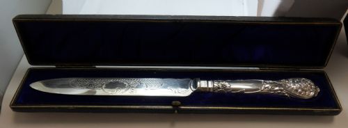 CASED EDWARDIAN SILVER HANDLE WEDDING CAKE KNIFE FEATURING SHAMROCK ROSE THISTLE - ADDITIONAL PHOTO 2