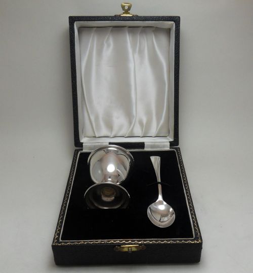 cased silver egg cup and spoon hallmarked birmingham 1957 - CATEGORY: ANTIQUE SILVER - DATED 1960