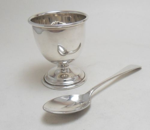 CASED SILVER EGG CUP AND SPOON HALLMARKED BIRMINGHAM 1957 - ADDITIONAL PHOTO 1