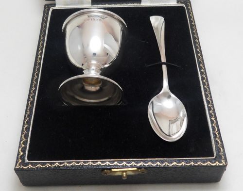 CASED SILVER EGG CUP AND SPOON HALLMARKED BIRMINGHAM 1957 - ADDITIONAL PHOTO 2