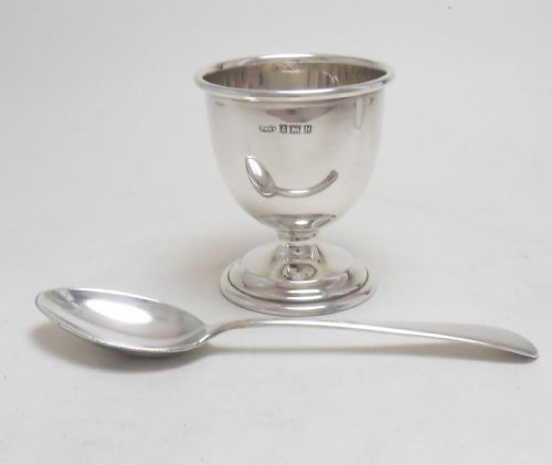 CASED SILVER EGG CUP AND SPOON HALLMARKED BIRMINGHAM 1957 - ADDITIONAL PHOTO 3