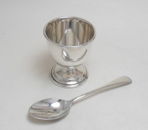 CASED SILVER EGG CUP AND SPOON HALLMARKED BIRMINGHAM 1957 - ADDITIONAL PHOTO 4
