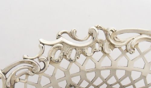 A MAGNIFICENT CHINOISERIE GEORGE II SWING HANDLED BASKET HALLMARKED LONDON 1757 BY SAMUEL HERBERT AND CO - ADDITIONAL PHOTO 8