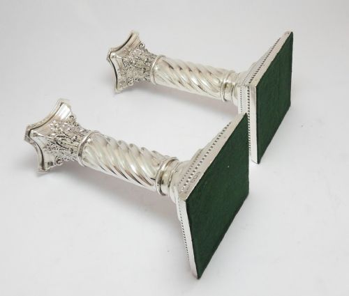 PAIR OF VICTORIAN SILVER CORINTHIAN TWISTED COLUMN CANDLESTICKS SHEFFIELD 1894 STANDING 6 34 INCHES - ADDITIONAL PHOTO 4