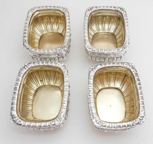 CASED SET OF 4 VICTORIAN SALTS SPOONS HALLMARKED 19001901 - ADDITIONAL PHOTO 5