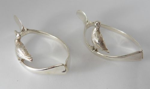 SUPERB PAIR OF SILVER GAME BIRD NAPKIN RINGS HALLMARKED 1920 - ADDITIONAL PHOTO 1