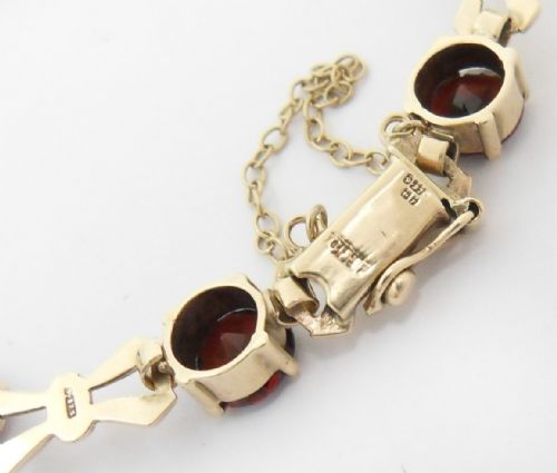 9CT GOLD GARNET SET BRACELET HALLMARKED BIRMINGHAM 1958 - ADDITIONAL PHOTO 1