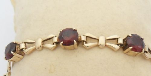 9CT GOLD GARNET SET BRACELET HALLMARKED BIRMINGHAM 1958 - ADDITIONAL PHOTO 4