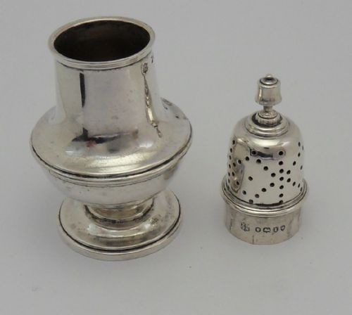VICTORIAN SILVER PEPPERETTE IN ORIGINAL CASE LONDON 1884 - ADDITIONAL PHOTO 4