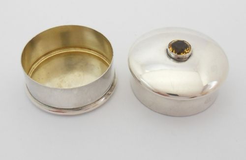 EDWARDIAN SILVER PILL BOX WITH CITRINE COLOURED GEM SET TOP - ADDITIONAL PHOTO 2