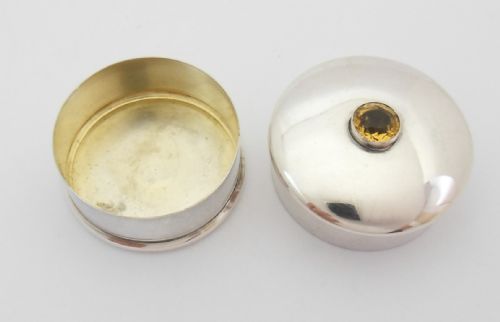 EDWARDIAN SILVER PILL BOX WITH CITRINE COLOURED GEM SET TOP - ADDITIONAL PHOTO 3