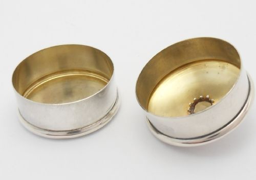 EDWARDIAN SILVER PILL BOX WITH CITRINE COLOURED GEM SET TOP - ADDITIONAL PHOTO 4