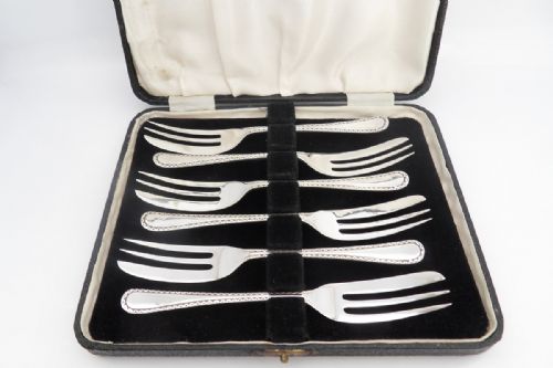 cased set of vintage silver cake forks hallmarked sheffield 1947 viners ltd - CATEGORY: ANTIQUE SILVER - DATED 1950