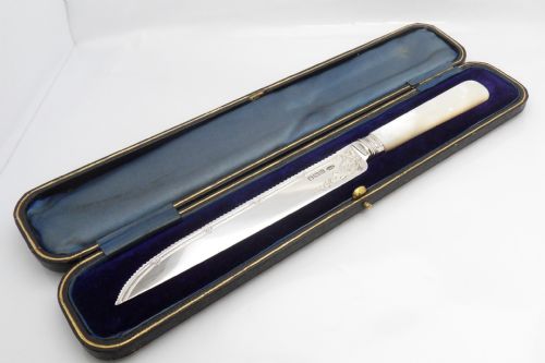 fine antique cased silver mother of pearl cake knife - CATEGORY: ANTIQUE SILVER - DATED EDWARDIAN