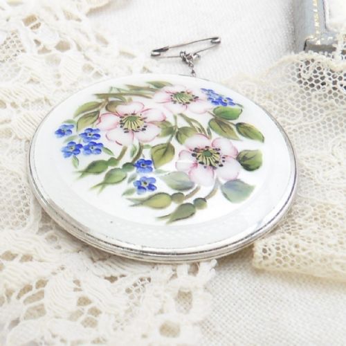 SILVER ENAMEL FLORAL DESIGN BROOCH HALLMARKED BIRMINGHAM 1960 W CO - ADDITIONAL PHOTO 3