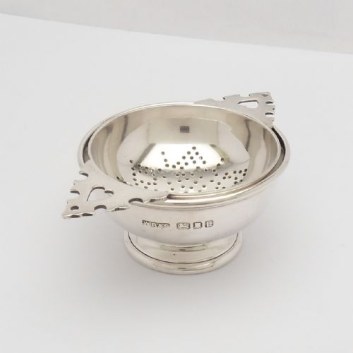 fine silver tea strainer with stand hallmarked london 1946 william bruford son - CATEGORY: ANTIQUE SILVER - DATED 1950