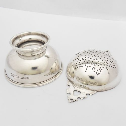 FINE SILVER TEA STRAINER WITH STAND HALLMARKED LONDON 1946 WILLIAM BRUFORD SON - ADDITIONAL PHOTO 3