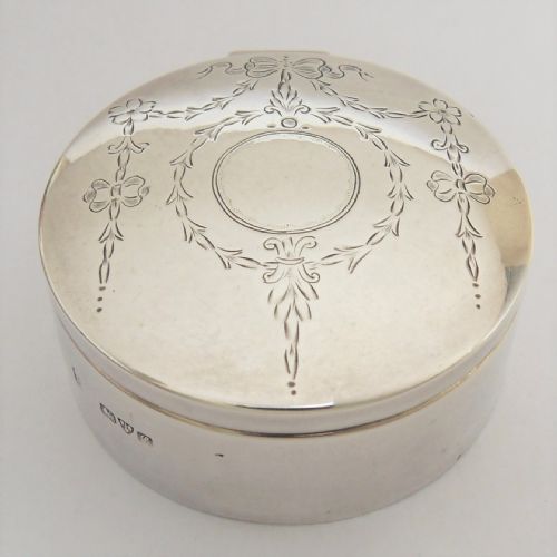 beautiful circular silver trinket box chester 1911 - CATEGORY: ANTIQUE SILVER - DATED 1910