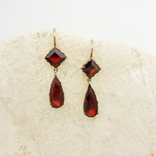 victorian pair of foil back garnet drop earrings tested as 9ct gold - CATEGORY: ANTIQUE JEWELLERY - DATED VICTORIAN