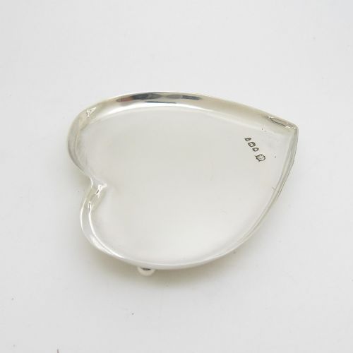 fig 1. Heart shaped silver trinket dish hallmarked London 1895 Goldsmiths & Silversmiths Co