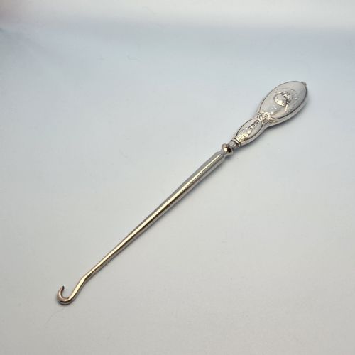 EDWARDIAN SILVER HANDLED BUTTON HOOK DECORATED WITH CHERUBS - ADDITIONAL PHOTO 2