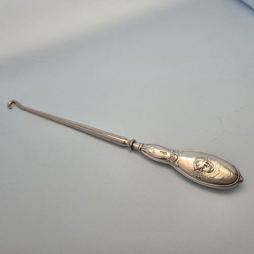 EDWARDIAN SILVER HANDLED BUTTON HOOK DECORATED WITH CHERUBS - ADDITIONAL PHOTO 3