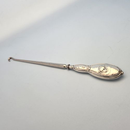 EDWARDIAN SILVER HANDLED BUTTON HOOK DECORATED WITH CHERUBS - ADDITIONAL PHOTO 5