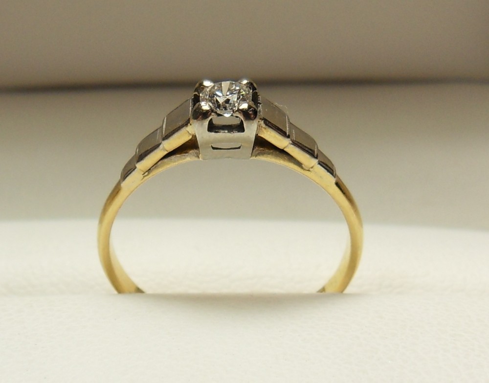 Beautiful Art Deco 18ct Gold and Platinum Diamond ring