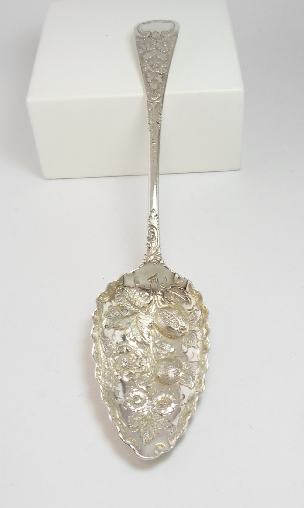 EXQUISITE REGENCY SILVER BERRY SPOON LONDON 1816