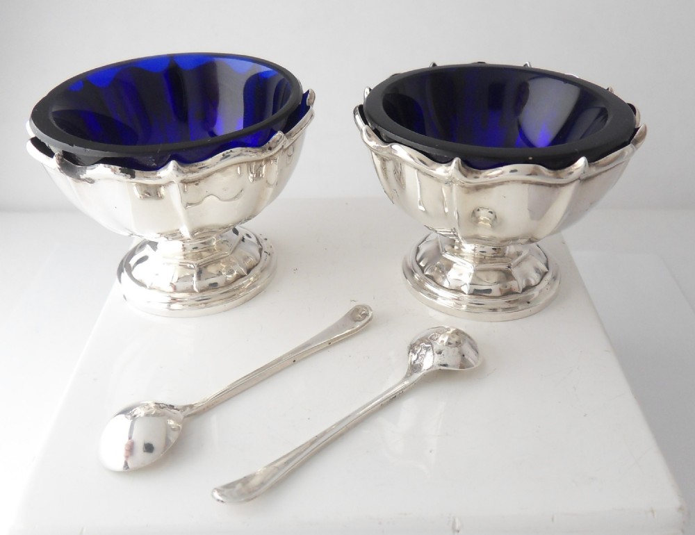 HANDSOME CASED SET OF SALTS & SPOONS BIRMINGHAM 1908