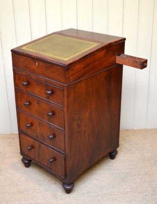 fig 1. Regency Mahogany Davenport