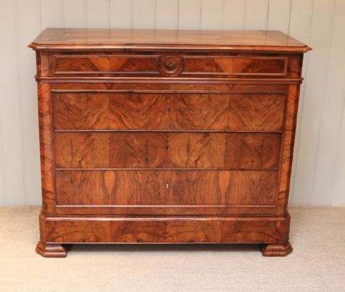 Walnut Chest of Drawers/commode
