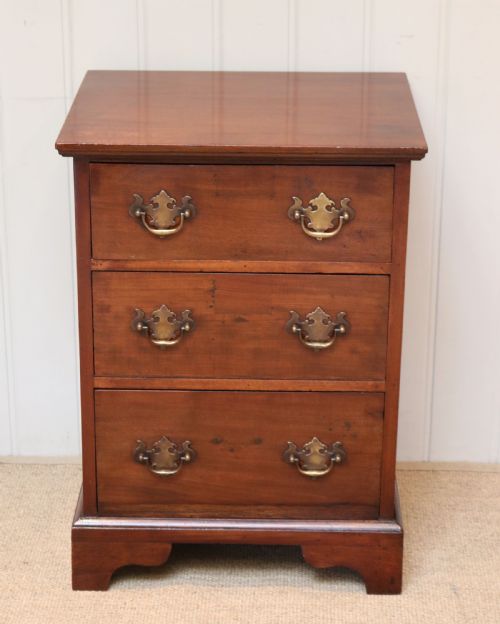 Small Proportioned Mahogany Chest of Drawers