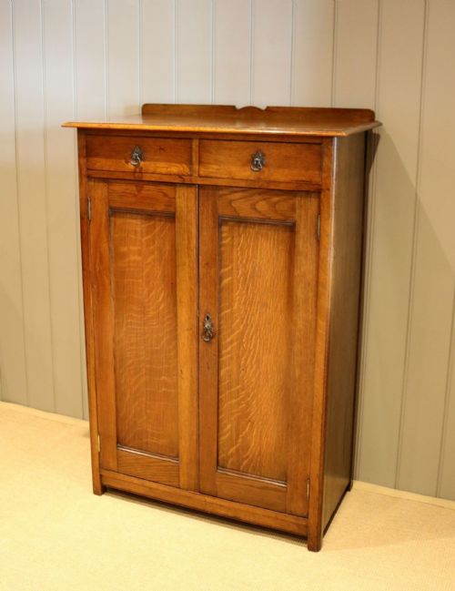 Small Proportioned Oak Cupboard