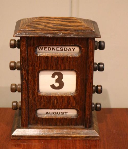 fig 1. 1920s Oak Desk Calendar