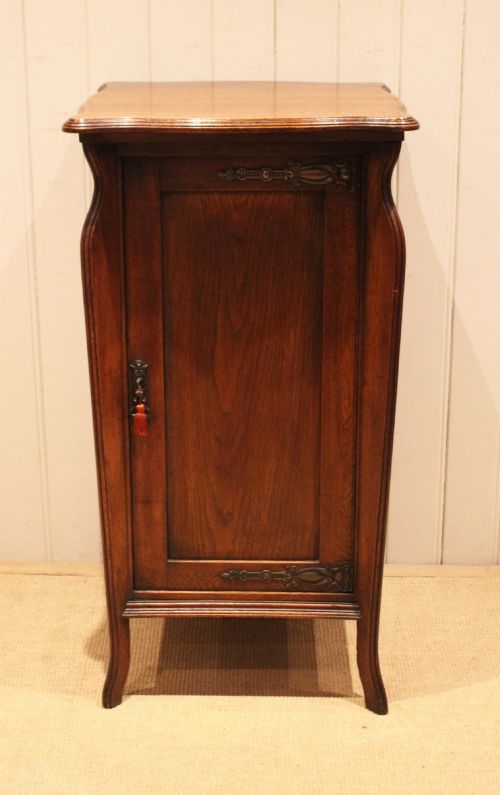 fig 1. Substantial Arts & Crafts Oak Cabinet