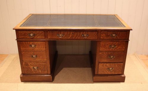 LARGE EDWARDIAN FIGURED OAK PEDESTAL DESK