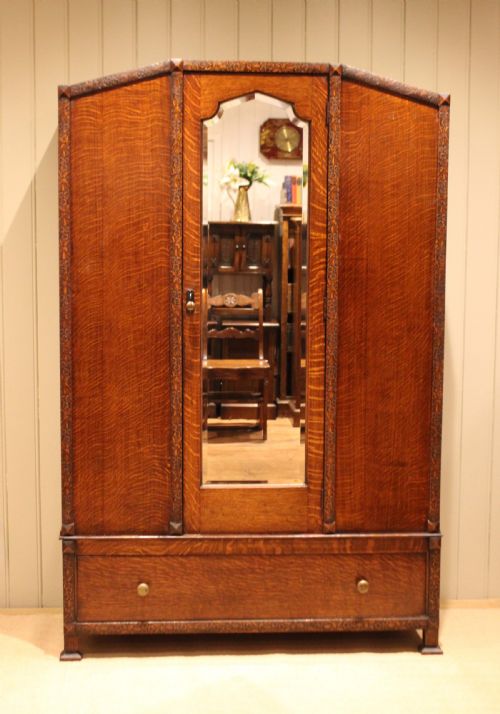 EARLY 20TH CENTURY OAK MIRRORED WARDROBE