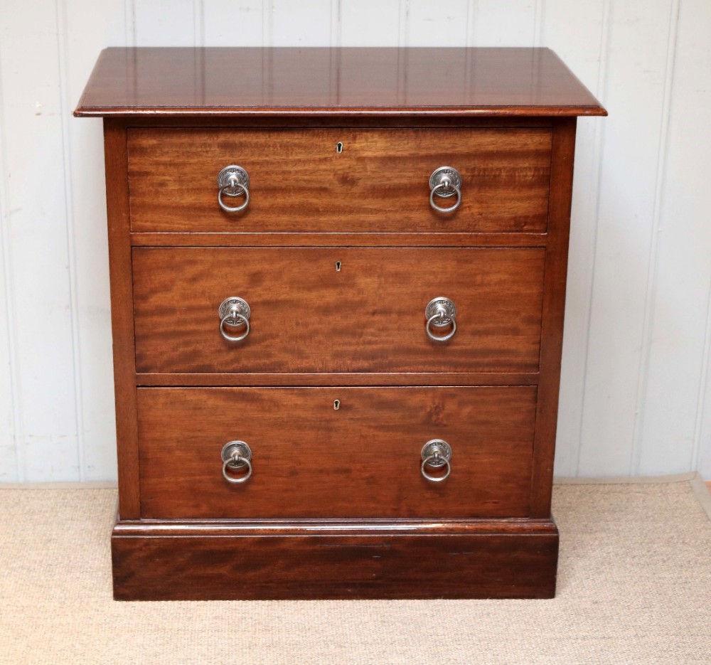 Mahogany Chest Of Drawers 