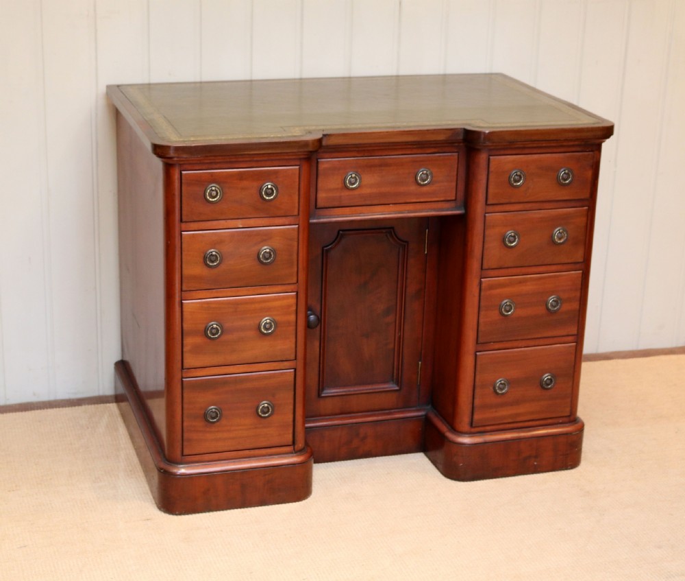 Late 19th Century Mahogany Kneehole Desk