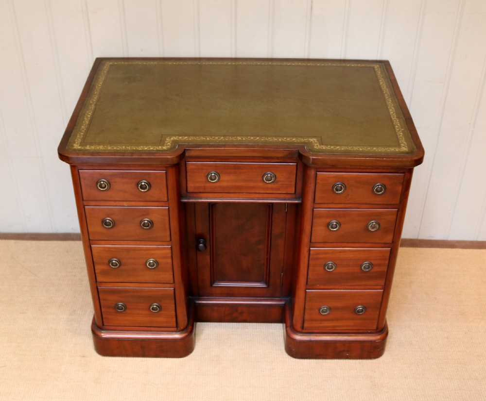 Late 19th Century Mahogany Kneehole Desk View IV