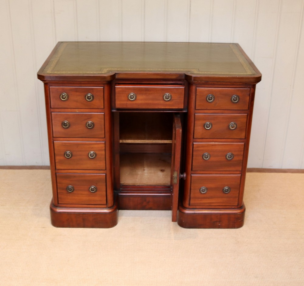 Late 19th Century Mahogany Kneehole Desk View VII