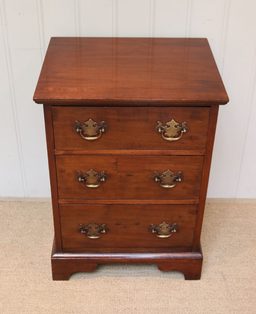 Small Proportioned Mahogany Chest Of Drawers View V
